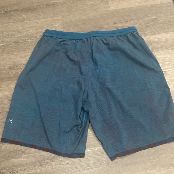 Mens lululemon reversible athletic shorts - Picture 4 of 8